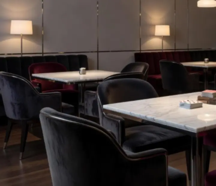Zadní lounge Brnostra s večerními kartami u stolu