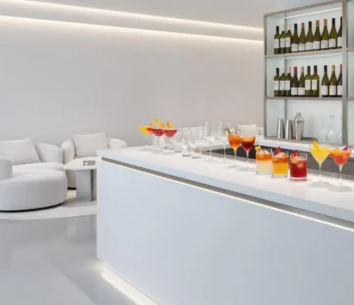 Bar Brnostra Lounge s koktejly, moravskými víny a lesklým sklem.