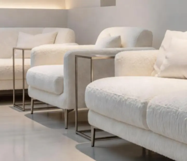 Detail pohodlného sezení v lounge Brnostra s bílým prostíráním a měkkým polstrováním.